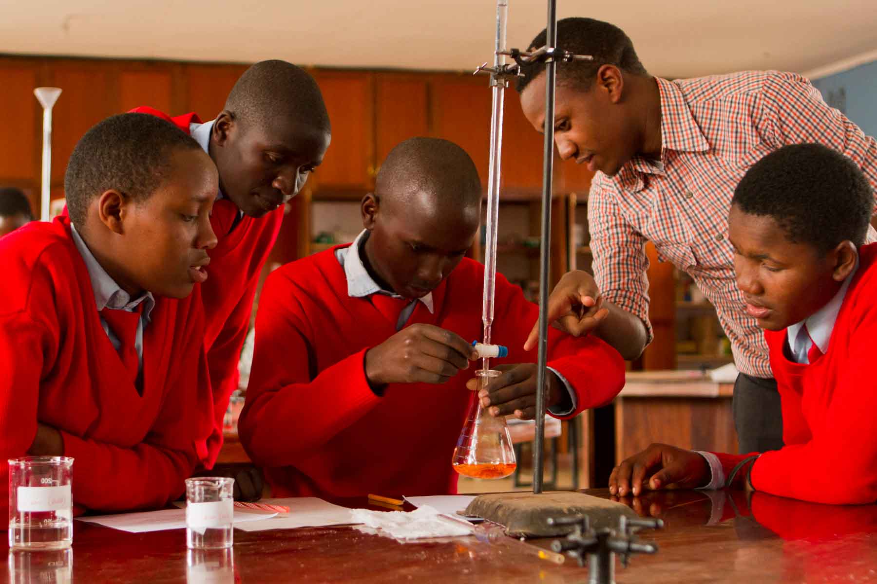 students working on science experiment